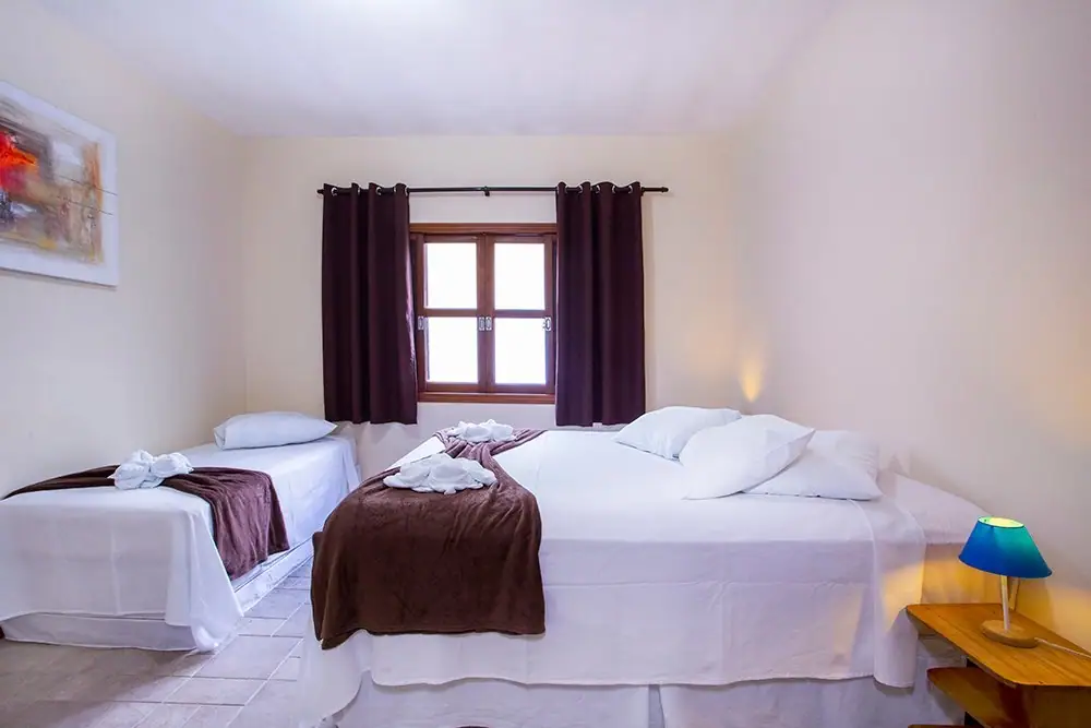 Cama queen do Apartamento com abajur