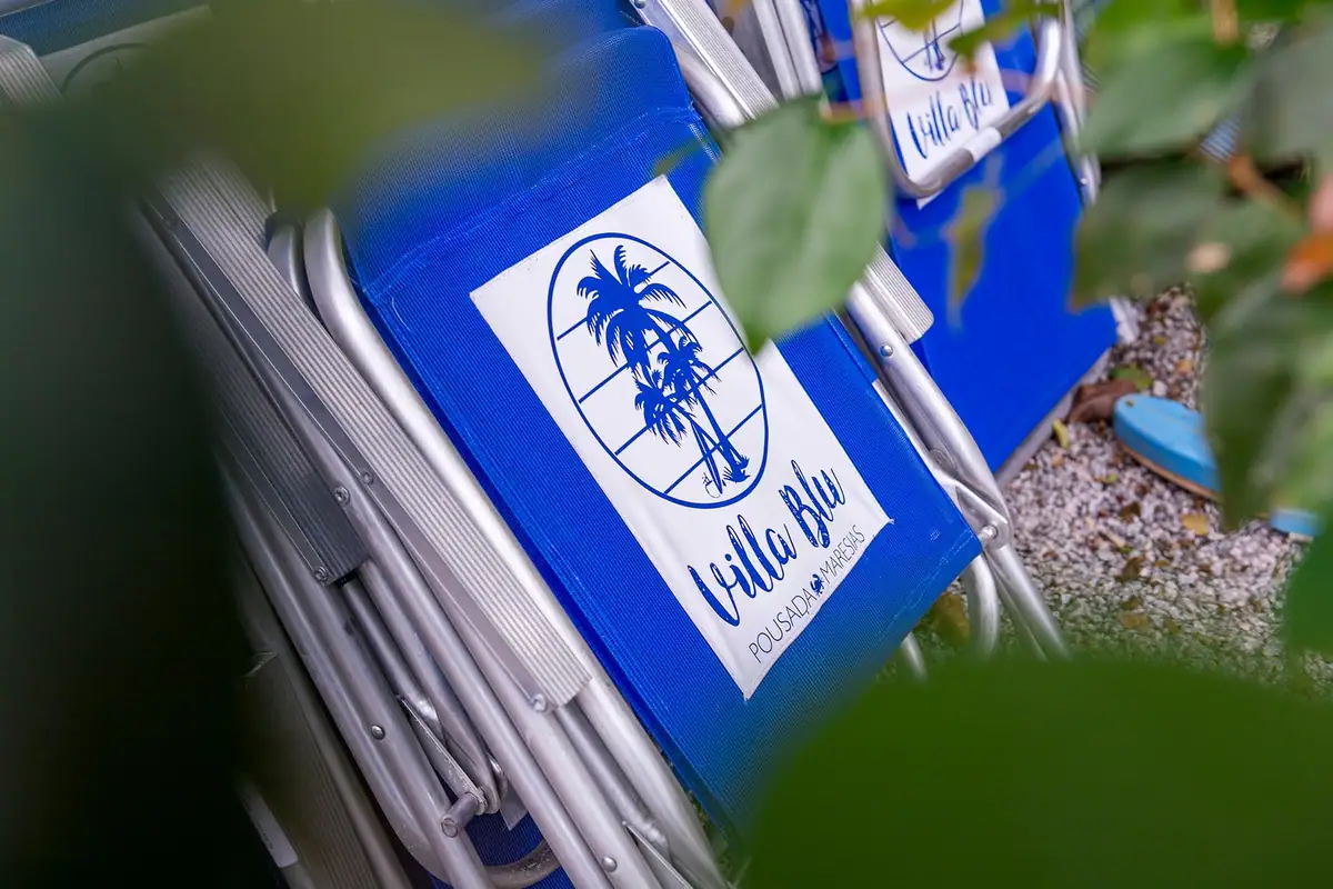 Cadeiras de praia com o logo da Villa Blu