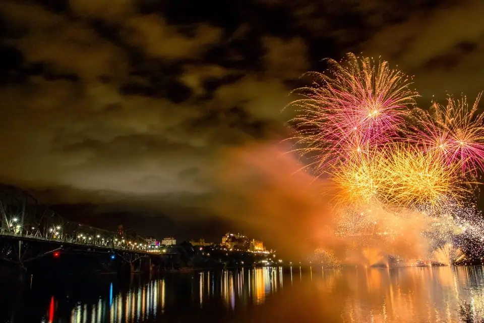 Fuegos artificiales sobre el mar