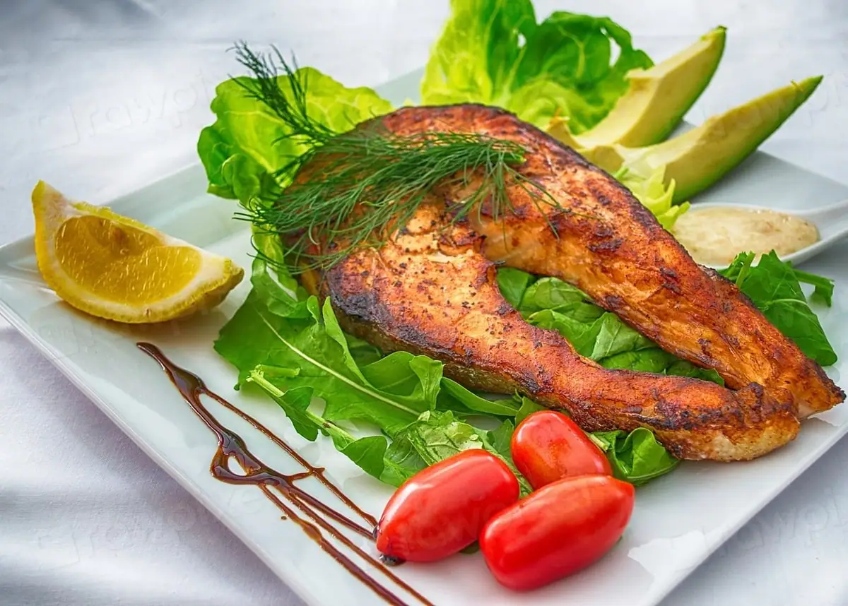 Pescado a la parrilla con ensalada y limón
