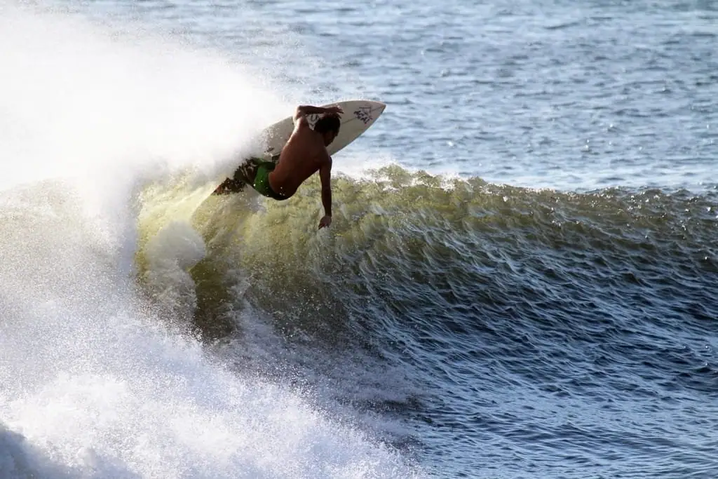 Surfista corriendo una ola