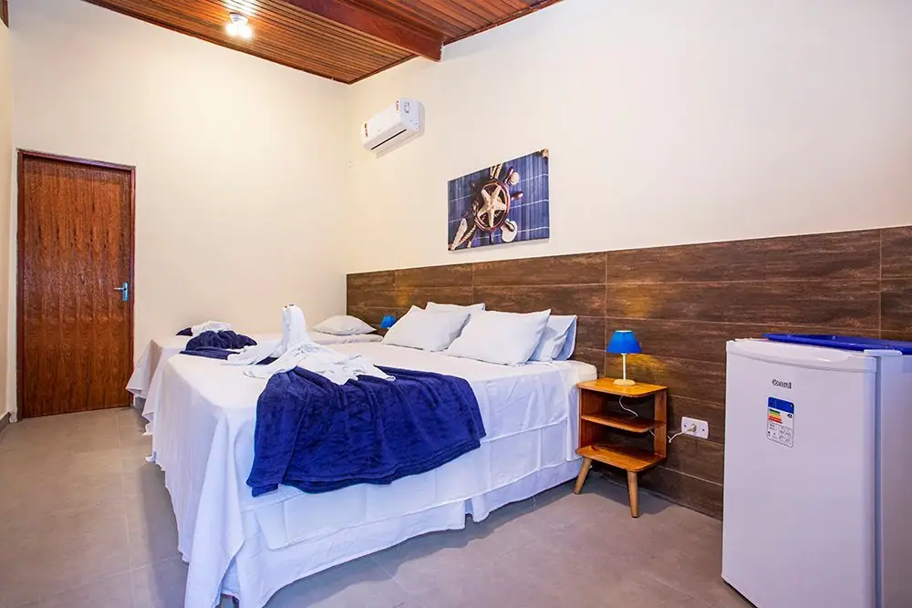 Suíte Standard da Pousada Villa Blu, em Maresias, com cama king e frigobar